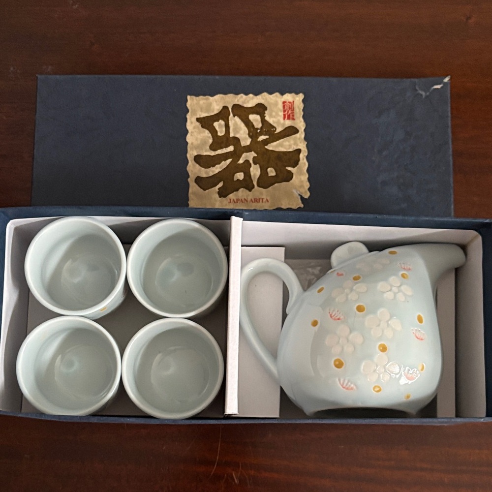 ARITA JAPAN PORCELAIN WATER DROP TEA SET FOR 4
NEW IN THE  BOX